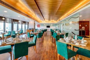 Sunday Hotel Jaipur餐厅或其他用餐的地方