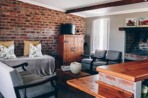 a living room with a brick wall at Groenvlei Cottage in Porterville