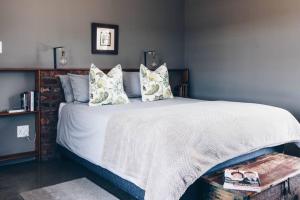 En eller flere senge i et værelse på Groenvlei Cottage