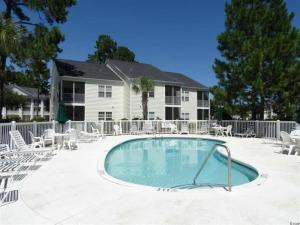 Bazén v ubytování Waves and Greens nebo v jeho okolí