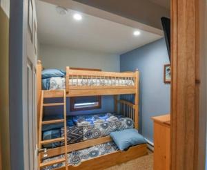 Postel nebo postele na pokoji v ubytování Lincoln Station Retreat