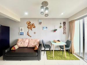 uma sala de estar com um sofá e uma mesa em Baan Sabai Rama IV Apartment em Bangkok