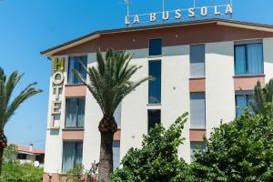 Un bâtiment avec un panneau en haut dans l'établissement Hotel La Bussola, à Ortona