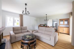 uma sala de estar com um sofá e uma mesa em Casa do Desassossego em Monção