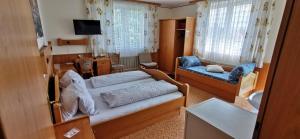 een kleine slaapkamer met een bed en een bank bij Gasthaus Bauer in Grafenschlag