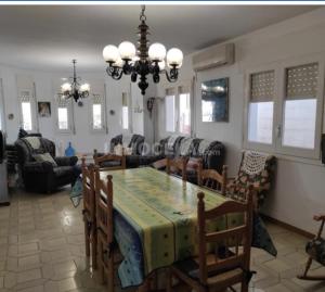 ein Esszimmer und ein Wohnzimmer mit einem Tisch und Stühlen in der Unterkunft Casa La Torre de la Balsa de Cela 