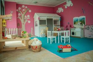 een speelkamer voor kinderen met een poppenhuis bij ОАЗИС РИЗОРТ&СПА-премиум апартаменти с гледка море in Lozenets