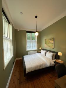 Vankiva的住宿－Almaån Bed and Breakfast，一间卧室设有一张床和两个窗户。
