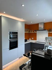 Kuchyň nebo kuchyňský kout v ubytování Spacious Unique Brighton Home FREE Parking