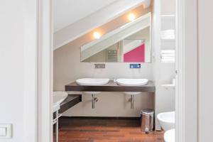 een badkamer met 2 wastafels en een spiegel bij AC, Terrazza, Parking - La Terrazza sui Tetti in Turijn