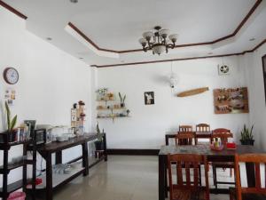 ヴァンヴィエンにあるDokPhut Guesthouseのダイニングルーム(テーブル、椅子付)