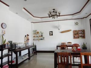 a dining room with a table and chairs at DokPhut Guesthouse in Vang Vieng