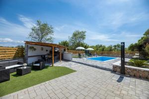 a backyard with a gazebo and a swimming pool at Villa Meri in Gabonjin
