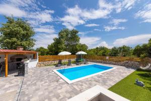 a backyard with a swimming pool and a fence at Villa Meri in Gabonjin
