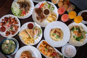 un montón de platos de comida en una mesa en Golden Jade Suvarnabhumi en Lat Krabang