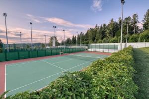 Tenis a/nebo squash v ubytování Rixos-Prykarpattya Resort nebo okolí