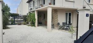 ein Haus mit Stühlen und einem Tisch davor in der Unterkunft Chez Laurent in Bergerac