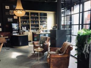 a bar with two chairs and a table in a room at B&B with or without De Schuur in Zierikzee