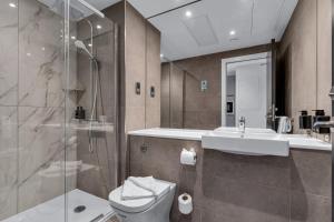 Roomzzz Edinburgh的一间浴室