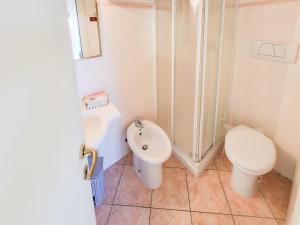 La salle de bains est pourvue d'une douche, de toilettes et d'un lavabo. dans l'établissement Loft Honeymoon Rio Elba old town, à Rio nellʼElba