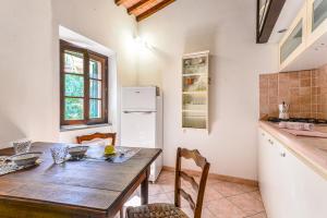 uma cozinha com uma mesa de madeira e um frigorífico em Loft Honeymoon Rio Elba old town em Rio nellʼElba