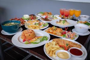 ein Tisch mit vielen Teller Essen drauf in der Unterkunft Golden Jade Suvarnabhumi in Lat Krabang