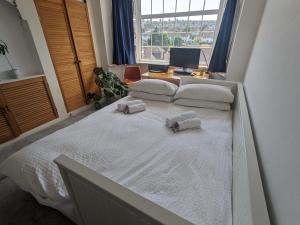 Postel nebo postele na pokoji v ubytování Spacious Unique Brighton Home FREE Parking