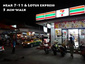 KỆ ĐỒ UỐNG TRONG 7 ELEVEN VỚI NƯỚC SUỐI GIÁ CHỈ 7 BATH MỖI CHAI