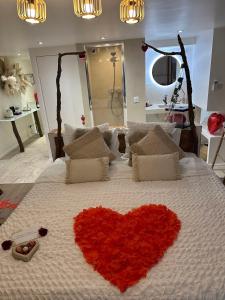 - un grand lit avec un cœur rouge dans l'établissement Appartement jacuzzi privé, à Avignon