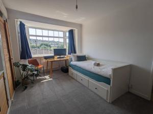 Postel nebo postele na pokoji v ubytování Spacious Unique Brighton Home FREE Parking