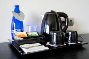 Utensilios para hacer té y café en Abba Comillas Hotel