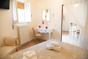 um quarto com uma mesa com toalhas em Trullo Dimora Zaccaria em Alberobello