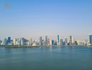 Corniche Hotel Sharjah في الشارقة: منظر المدينة من الماء