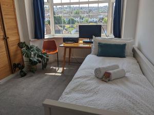 Postel nebo postele na pokoji v ubytování Spacious Unique Brighton Home FREE Parking