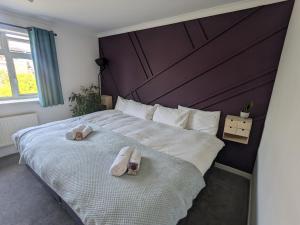 Postel nebo postele na pokoji v ubytování Spacious Unique Brighton Home FREE Parking