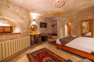Postel nebo postele na pokoji v ubytování Canyon Cave Hotel