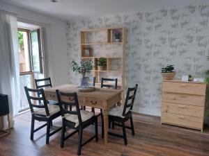 ein Esszimmer mit einem Holztisch und Stühlen in der Unterkunft Getxo Beach Apartment by Getxo Garden Houses in Getxo