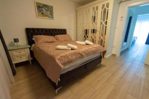1 dormitorio con 1 cama con 2 toallas en Mi Casa, en Vrdnik