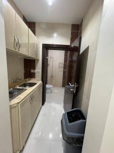 uma casa de banho com um lavatório, um WC e um chuveiro em قصر الجادل للشقق الفندقية em Ahad Rafidah