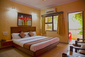 Postel nebo postele na pokoji v ubytování Hotel Sai leela - Shirdi
