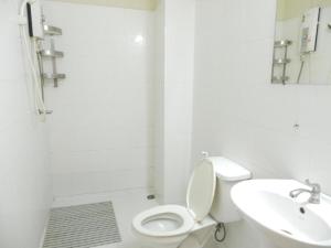 ヴァンヴィエンにあるDokPhut Guesthouseの白いバスルーム(トイレ、シンク付) +11枚の写真