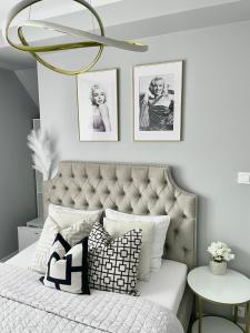 維斯瓦的住宿－Pokoje Marilyn Monroe，一间卧室配有一张带吊灯的床。