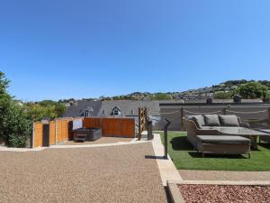 un patio con muebles de exterior y césped en Bradley House, en Ilfracombe
