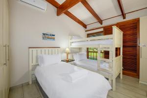 een slaapkamer met twee stapelbedden en een raam bij San Lameer Villa 3303 - 2 Bedroom Classic - 4 pax - San Lameer Rental Agency in Southbroom +42 foto's