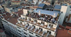 un groupe de personnes debout sur le toit d'un bâtiment dans l'établissement Les Appartements de Babel Vieux Port, à Marseille