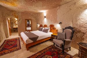 Postel nebo postele na pokoji v ubytování Canyon Cave Hotel