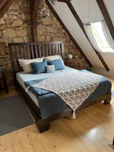 een slaapkamer met een groot bed op zolder bij Wellness House Plzeň - Božkov in Božkov