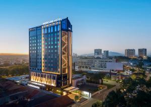 un edificio iluminado en una ciudad por la noche en Mercure Tangerang Centre en Tangerang