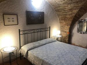 ein Schlafzimmer mit einem Bett und zwei Endtischen in der Unterkunft Civico 56 in Ortona