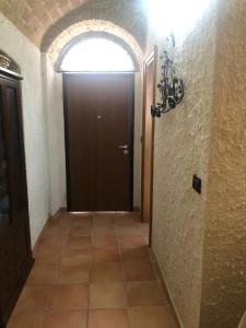 einen Flur mit schwarzer Tür und Fliesenboden in der Unterkunft Civico 56 in Ortona